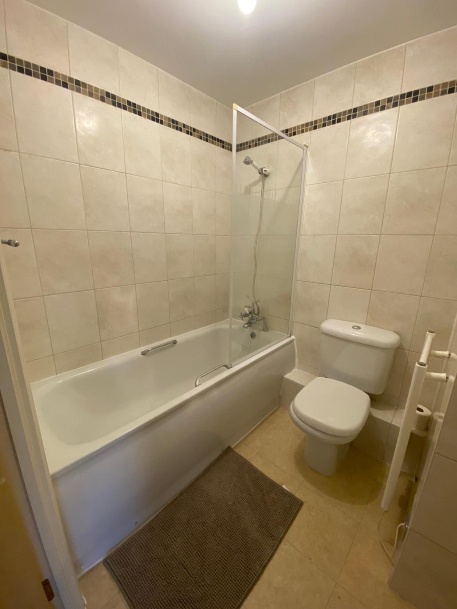 2 Bedroom Flat In Riverside West Лондон Экстерьер фото