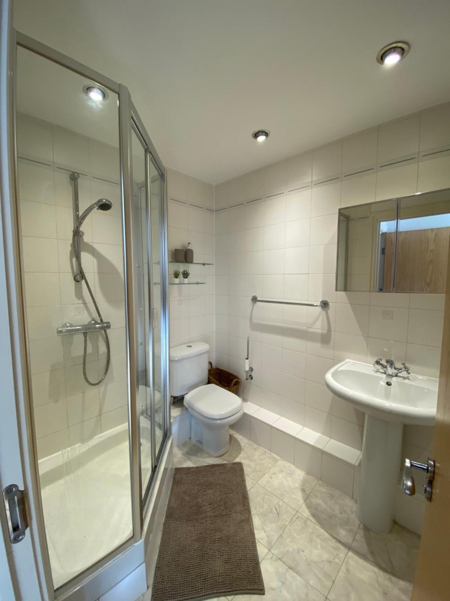 2 Bedroom Flat In Riverside West Лондон Экстерьер фото
