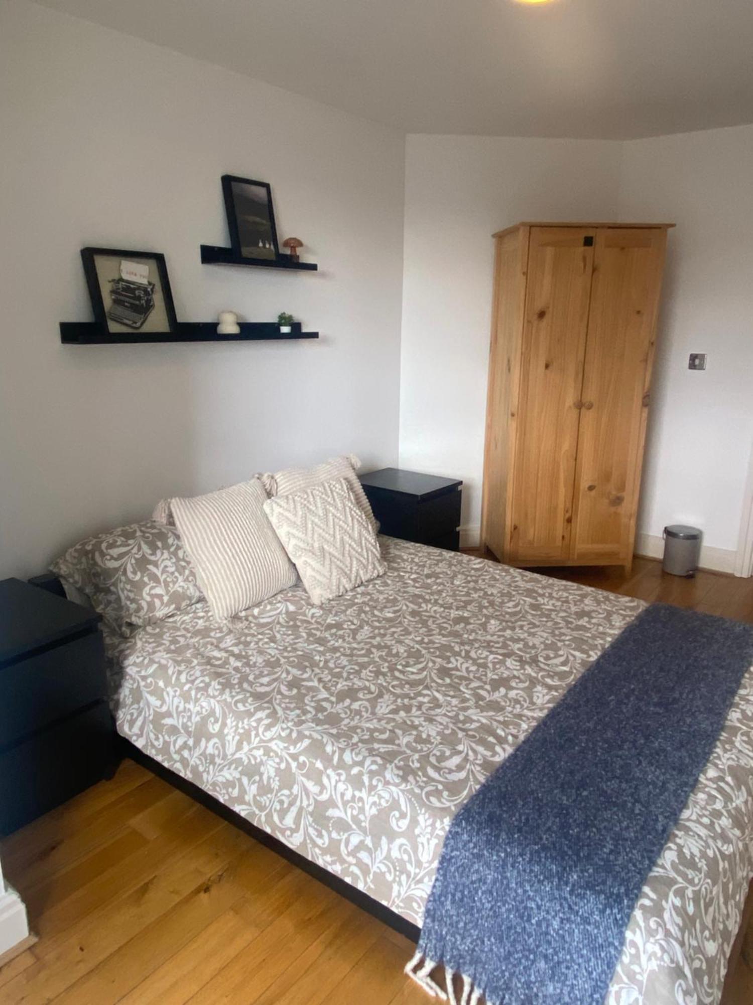 2 Bedroom Flat In Riverside West Лондон Экстерьер фото