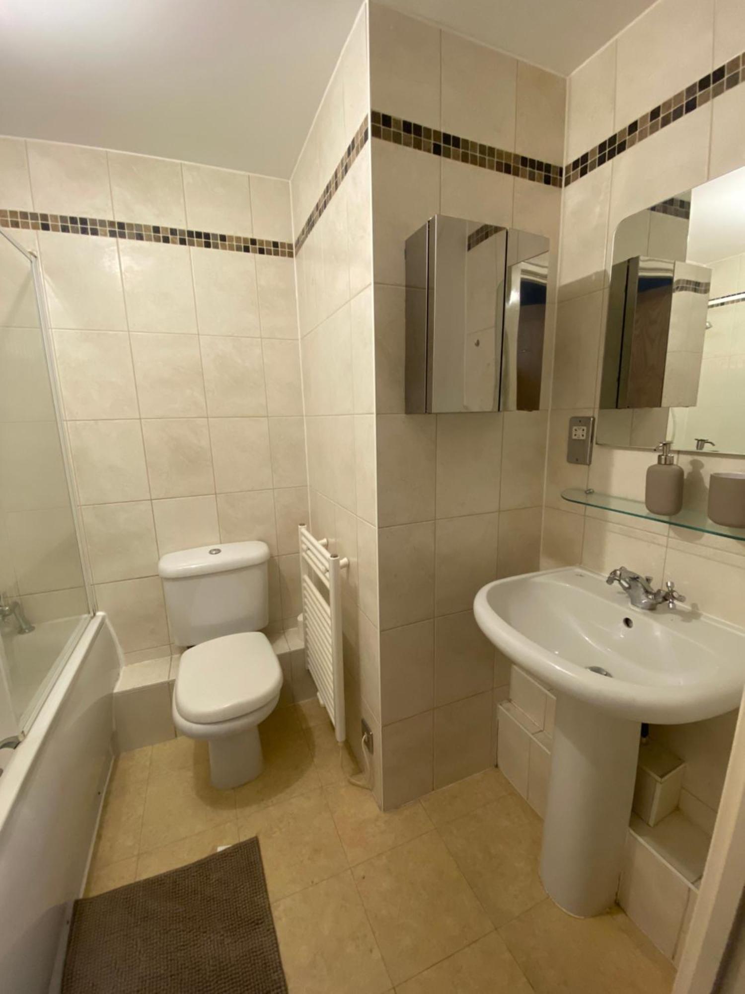 2 Bedroom Flat In Riverside West Лондон Экстерьер фото